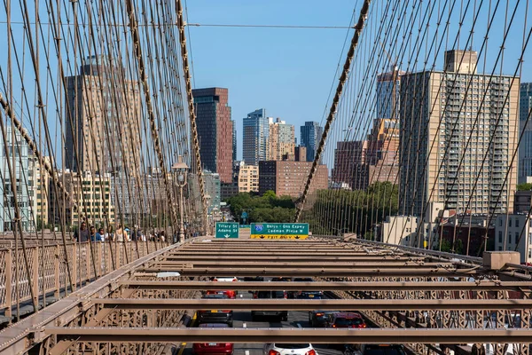 Puente de Brooklyn en verano la luz del día soleada — Foto de Stock