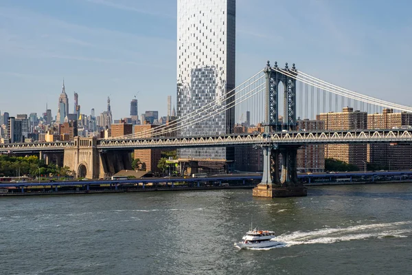 Entrada de Brooklyn Bridge na luz do dia ensolarada verão — Fotografia de Stock