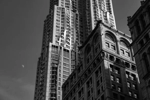 Stare i nowoczesne budynki na Dolnym Manhattanie — Zdjęcie stockowe