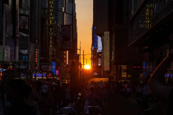 Πλήρης ήλιος Manhattanhenge εμφανίζονται στο κέντρο της πόλης Times Square — Φωτογραφία Αρχείου