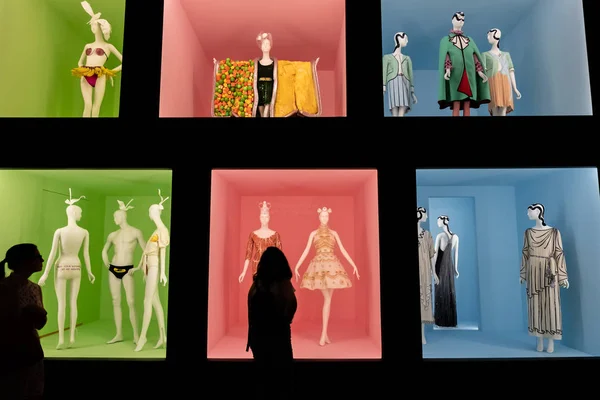 Ausstellung von Lagernotizen zur Mode im städtischen Museum von ar — Stockfoto