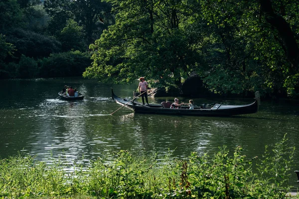 Rudern mit einem Boot am Central Park Lake, inmitten von Bäumen und — Stockfoto