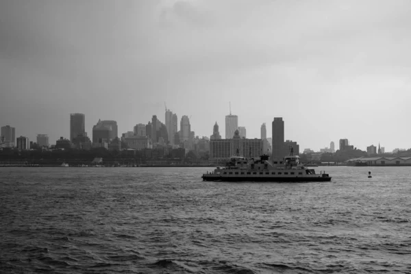 Staten Island Ferry no porto de Nova York contra de Lower Manh — Fotografia de Stock