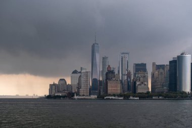 New York Limanı 'ndaki Staten Island Feribotu ile Lower Manh karşı karşıya.