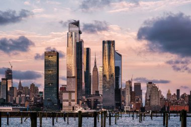 Hudson Yards 'da gün batımı Manhattan şehir merkezinin ufuk çizgisi Hu' dan