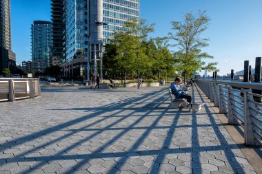 Gantry Plaza State 'den Long Island manzaralı binalar 