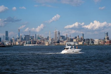 Aşağı Manhattan ufuk çizgisi Hudson Nehri manzaralı tekne ve feribotla