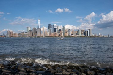 Aşağı Manhattan ufuk çizgisi Hudson Nehri manzaralı tekne ve feribotla