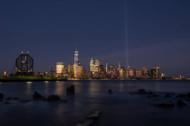 Aşağı Manhattan ufuk çizgisi Hudson Nehri manzaralı tekne ve feribotla