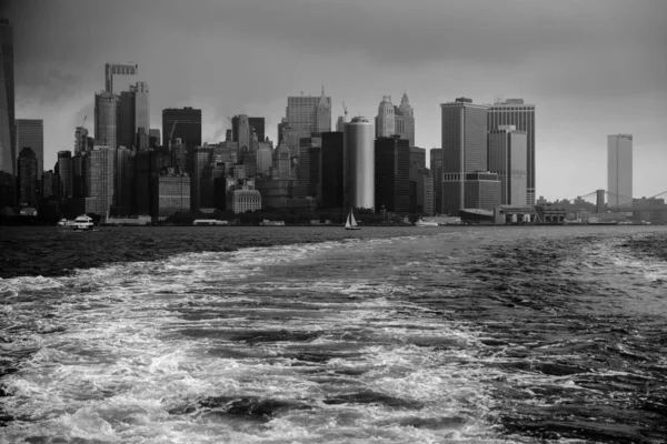 Staten Island Ferry no porto de Nova York contra de Lower Manh — Fotografia de Stock