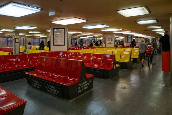 Staten Island Ferry no porto de Nova York contra de Lower Manh — Fotografia de Stock