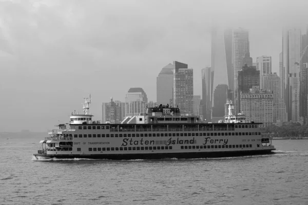 New York Limanı 'ndaki Staten Island Feribotu ile Lower Manh karşı karşıya. — Stok fotoğraf