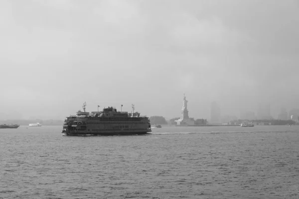 Staten Island Ferry no porto de Nova York contra de Lower Manh — Fotografia de Stock