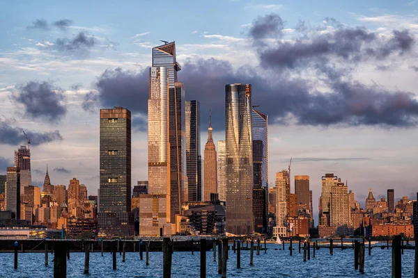 Закат на Hudson Yards, вид на центр Манхэттена с Ху — стоковое фото