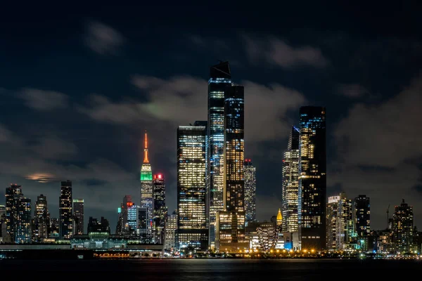 Закат на Hudson Yards, вид на центр Манхэттена с Ху — стоковое фото