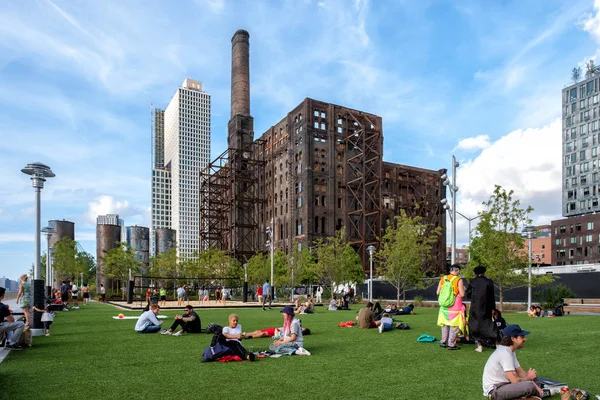 Williamsburg, Brooklyn 'deki Domino Park, Eski Şeker Fabrikası