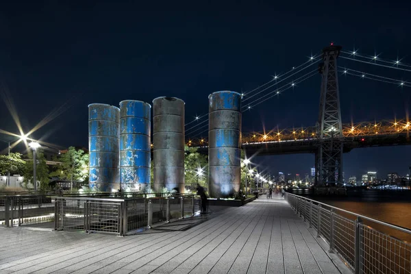 Nachtzicht op Domino Park in Williamsburg Brooklyn, Old sugar fa — Stockfoto