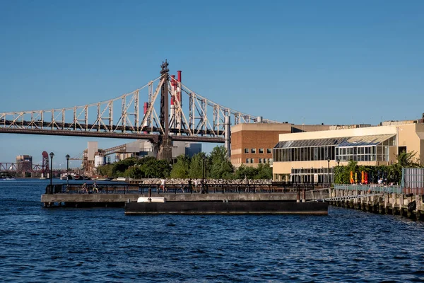 Ed Koch Queensboro Bridge e vista do rio leste de Long Island C — Fotografia de Stock