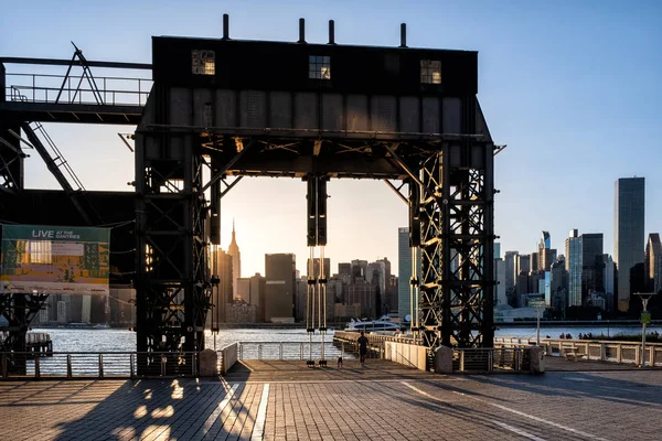 Long Island City Gantry teken en Manhattan midtwon skyline in fr — Stockfoto