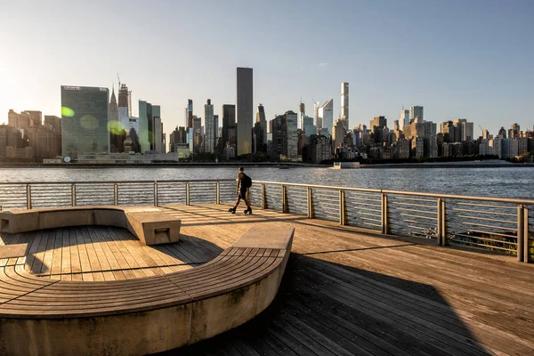 Long Island City 'den Manhattan şehir merkezi manzaralı binalar — Stok fotoğraf