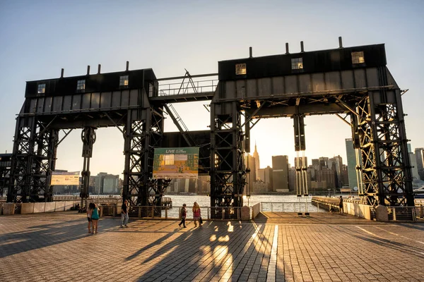 Long Island City Gantry skylt och Manhattan midtwon skyline i fr — Stockfoto