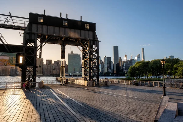 Long Island City Gantry tabelası ve Manhattan ortalarında gökyüzü