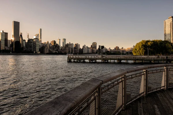 Señal de pórtico de Long Island City y horizonte central de Manhattan en fr —  Fotos de Stock
