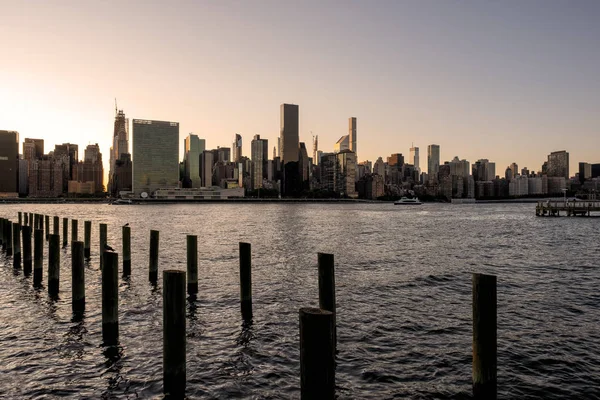 Long Island City Gantry sign and Manhattan midtwon skyline in fr. — ストック写真