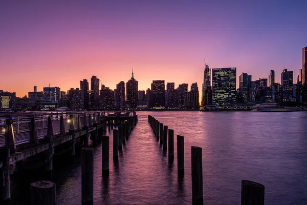 Señal de pórtico de Long Island City y horizonte central de Manhattan en fr — Foto de Stock