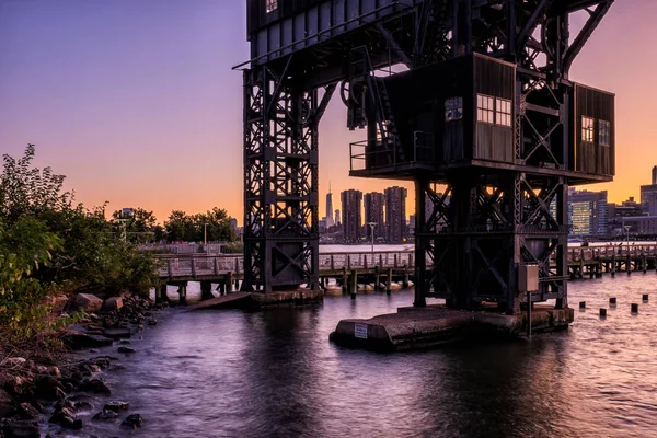 Long Island City Gantry teken en Manhattan midtwon skyline in fr — Stockfoto