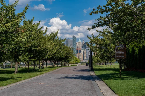 リバティー州立公園（Liberty State Park）は、アメリカ合衆国ニュージャージー州の公園。 — ストック写真