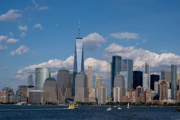 Skyline del Bajo Manhattan con barco y ferry en la vista del río Hudson —  Fotos de Stock