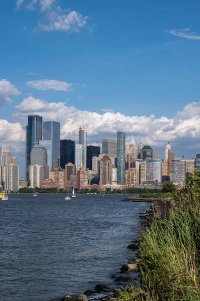 Lower Manhattan skyline met boot en veerboot op Hudson uitzicht op de rivier — Stockfoto