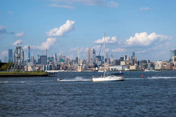 Skyline del Bajo Manhattan con barco y ferry en la vista del río Hudson —  Fotos de Stock