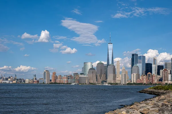 Lower Manhattan skyline with boat and ferry on Hudson river view — Stock Photo, Image