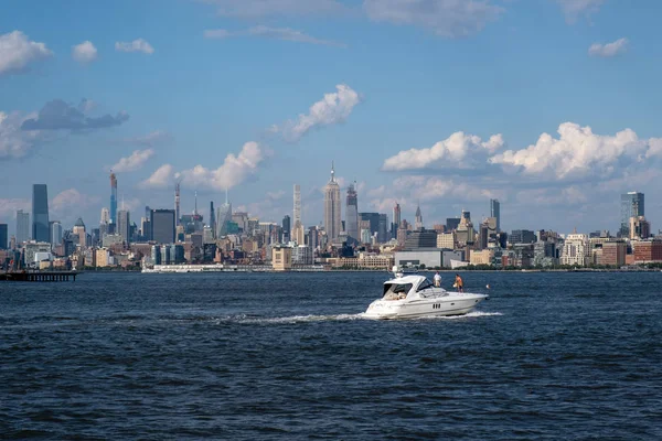Skyline del Bajo Manhattan con barco y ferry en la vista del río Hudson — Foto de Stock