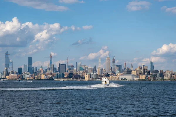 Skyline del Bajo Manhattan con barco y ferry en la vista del río Hudson —  Fotos de Stock