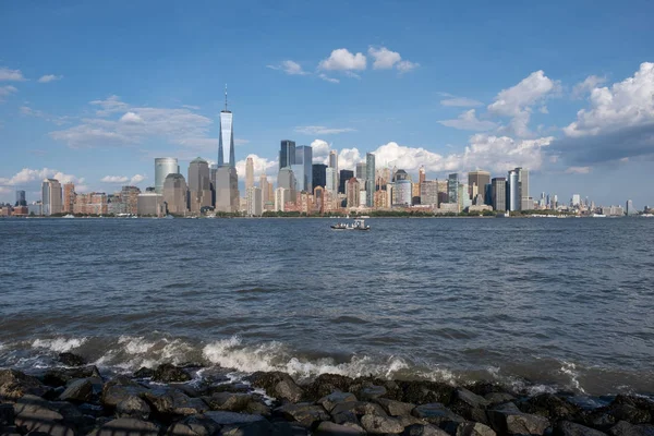 Skyline del Bajo Manhattan con barco y ferry en la vista del río Hudson —  Fotos de Stock