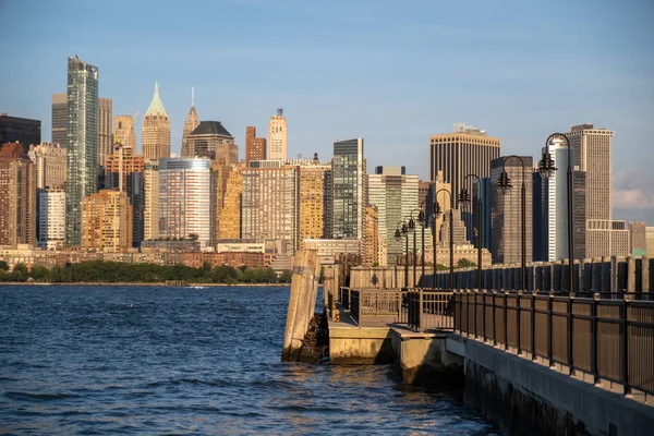 Skyline baixa Manhattan com barco e balsa na vista do rio Hudson — Fotografia de Stock