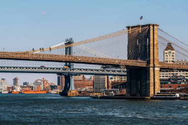Brooklyn Köprüsü 'ne ve Doğu Nehri' nden Manhattan Köprüsü 'ne bakın.