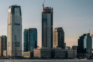 Jersey City 'deki modern gökdelenler Hudson nehri manzaralı Batt
