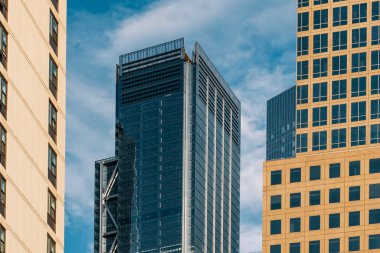 Finansal Bölgedeki modern gökdelenlerin yakın görüntüsü 