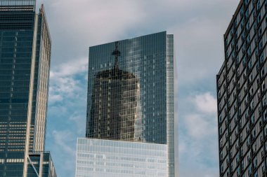 Finansal Bölgedeki modern gökdelenlerin yakın görüntüsü 