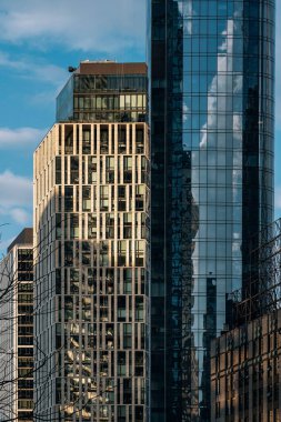 Finansal Bölgedeki modern gökdelenlerin yakın görüntüsü 