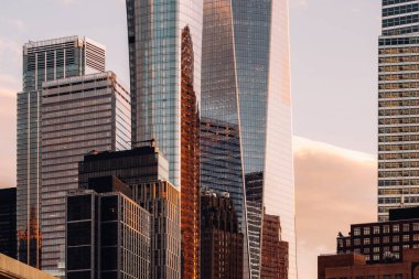 Finansal Bölgedeki modern gökdelenlerin yakın görüntüsü 