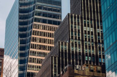 7 Bryant Park ve Midtown 'daki modern gökdelenlerin yakın görüntüsü