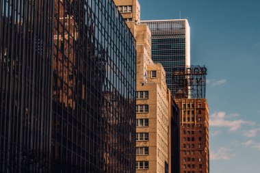 Tudor City Midtow 'daki eski ve modern gökdelenlerin yakın görüntüsü