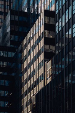 Midtown Manhatt 'ın dışındaki modern gökdelenlerin yakın görüntüsü