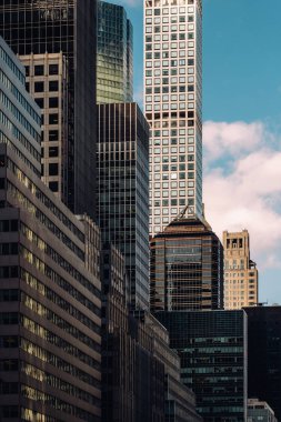 432 Park Avenue apartmanının ve modern gökyüzünün yakın görüntüsü.