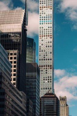 432 Park Avenue apartmanının ve modern gökyüzünün yakın görüntüsü.